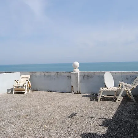Azzurra Beach Holiday House דירה *